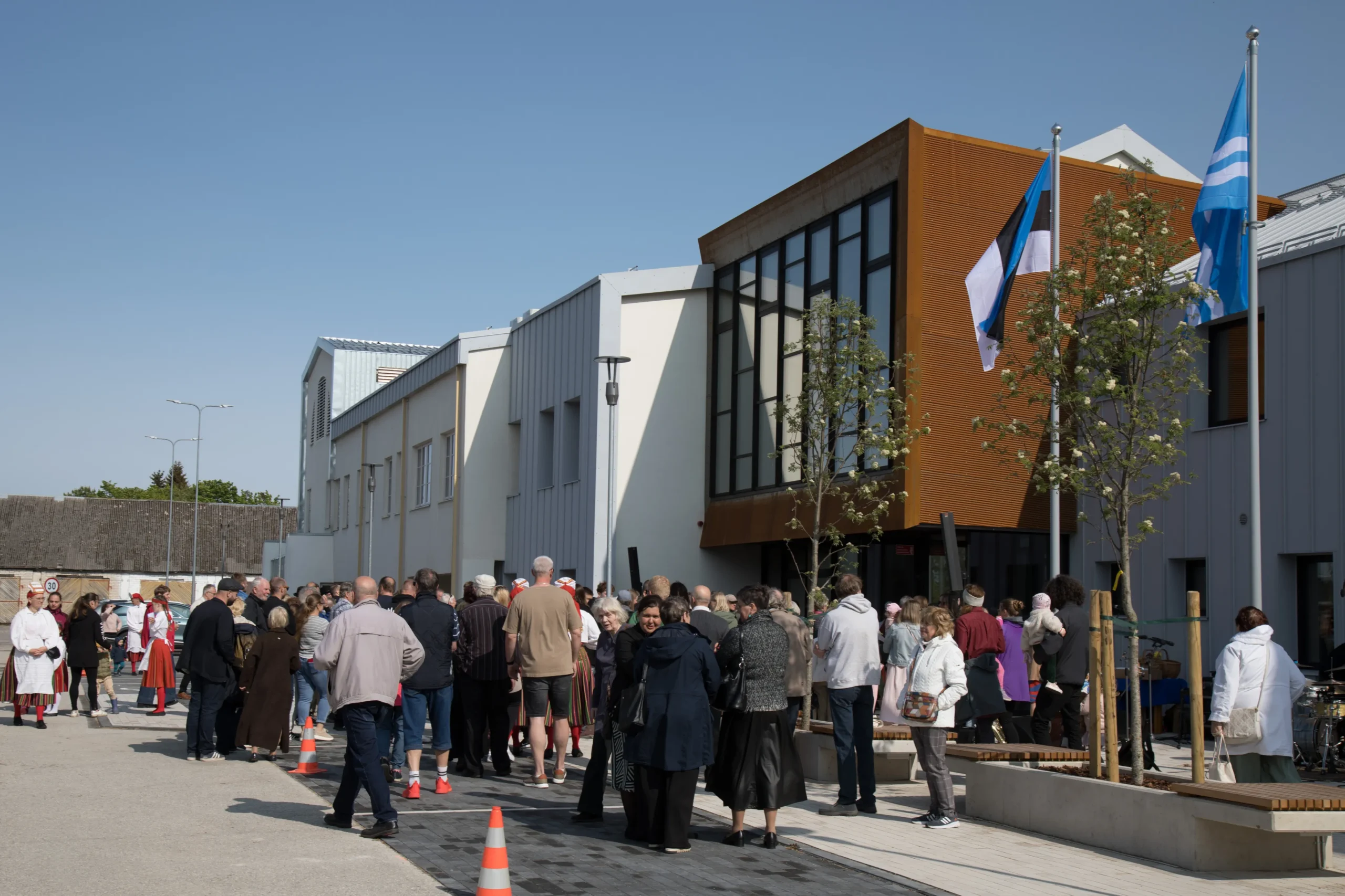 Naidispostitus: Kevadine kunstinaitus avatud